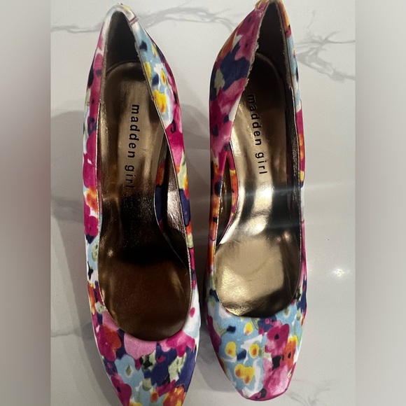 MADDEN GIRL Multi color floral satin feel platform pump 8.5 good condition - Picture 5 of 8